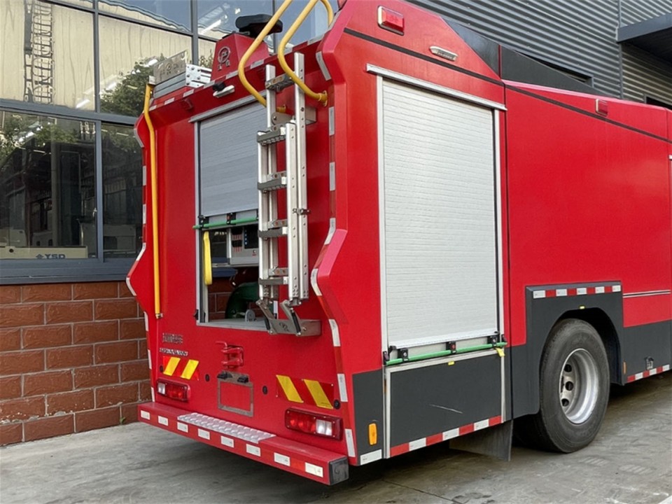 重汽豪沃后雙橋水罐消防車(chē)(16噸)圖片