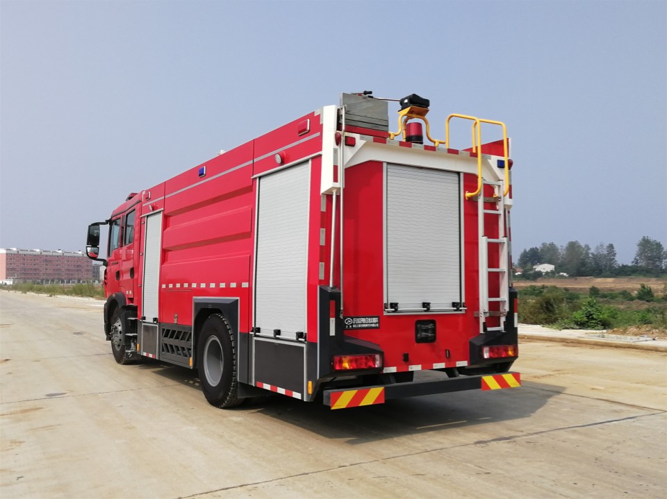 豪沃單橋水罐消防車(8噸)圖片